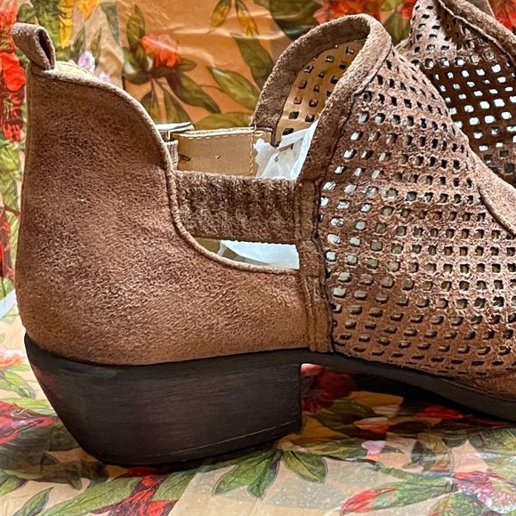 Quipid laser cut Bootie size 7 - Picture 6 of 10